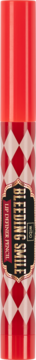Rozmazana automatyczna kredka do ust w czerwono-białe romby, z czarną etykietą ze złotymi napisami, widok z przodu.