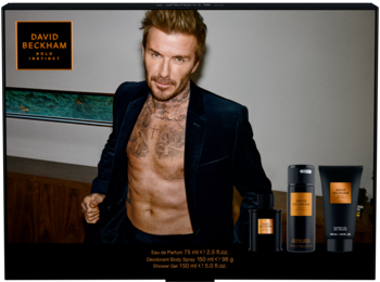 Zestaw David Beckham Bold Instinct: czarne EDP, dezodorant, żel z miedzianymi detalami, na tle Davida Beckhama.