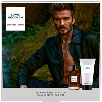 David Beckham Exquisite Leather zestaw: brązowe perfumy 100ml i biały żel 150ml. W tle David Beckham w lesie.