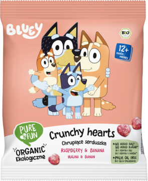Bluey Pure Fun Organic Crunchy Hearts, malina-banan w różowej torebce z rysunkowymi postaciami Bluey.