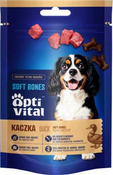 Granatowa saszetka OptiVital Soft Bones kaczka dla psa, z psem i kawałkami mięsa, widok z przodu.