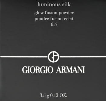 Czarne pudełko pudru Giorgio Armani Luminous Silk Glow Fusion Powder, z białym tekstem i logo, widok z góry.