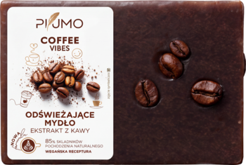 Ciemnobrązowe mydło PIUMO Coffee Vibes, z zatopionymi ziarnami kawy i białą etykietą z logo, widok z góry.