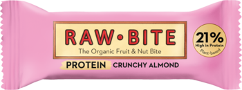 Różowy baton proteinowy RAWBITE Crunchy Almond BIO, widok z przodu, z napisem "21% high in protein".