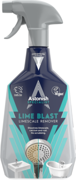 Astonish Specialist Lime Blast odkamieniacz w sprayu, widok z przodu, ciemnoniebieska butelka, czysta słuchawka prysznicowa.