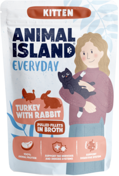 Biała saszetka karmy Animal Island Everyday dla kociąt, fileciki indyk i królik w rosole, z dziewczynką.