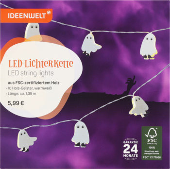 LED-owe lampki sznurkowe Ideenwelt z 10 białymi, drewnianymi duszkami, na tle nocnego krajobrazu.