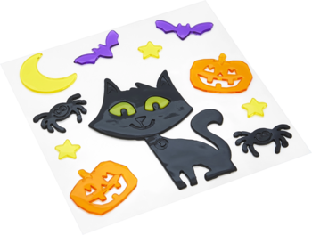 Zestaw cukrowych dekoracji na Halloween: czarny kot, dynie, nietoperze, pająki i gwiazdki, na białym tle.