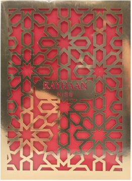 Rayhaan Kiss eau de parfum, złoto-czerwone opakowanie z misternym geometrycznym wzorem i napisem.