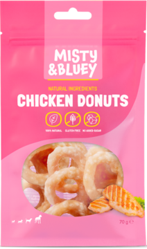 Różowe opakowanie Misty & Bluey Chicken Donuts dla psa. Widoczne okrągłe przysmaki z kurczaka, 100% naturalne.