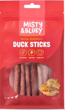 Czerwone opakowanie Misty & Bluey Duck Sticks, naturalne bezzbożowe przysmaki z kaczki dla psa, widok z przodu.