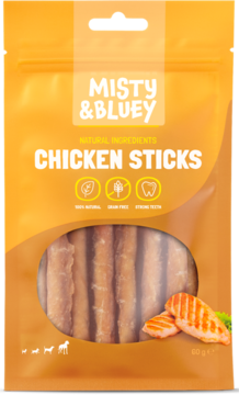 Pomarańczowa saszetka Misty & Bluey Chicken Sticks, przysmaki dla psa. Przez okienko widać pałeczki z kurczaka.