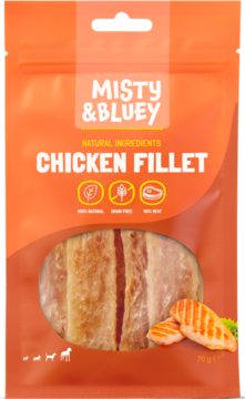 Pomarańczowe opakowanie przysmaków Misty & Bluey Chicken Fillet dla psa, 90% mięsa, widok filetów kurczaka.