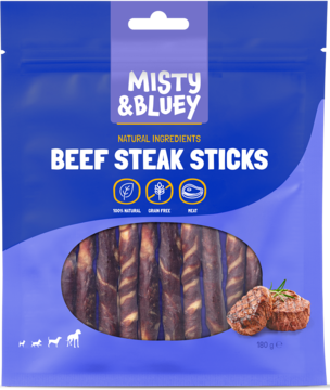 Niebieska torebka Misty & Bluey Beef Steak Sticks, wołowe przysmaki dla psa, z oknem ukazującym bezzbożowe pałeczki.
