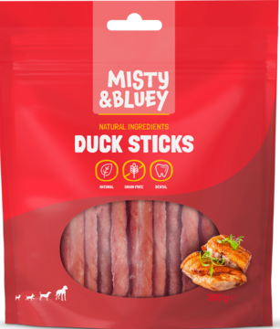 Misty & Bluey Duck Sticks, przysmaki z kaczki dla psa. Czerwona saszetka z okienkiem, widać bezzbożowe paluszki.