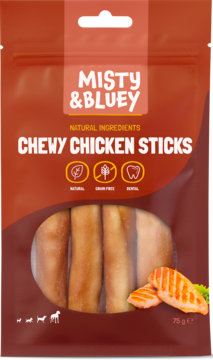 Misty & Bluey Chewy Chicken Sticks, przód brązowej torebki. Widać pałeczki z kurczaka, naturalne, bezzbożowe dla psa.