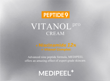 Ujęcie reklamowe Medi-Peel Peptide 9 Vitanol Pro Cream: szare tło, białe logo, pomarańczowe hasła o peptydach i witaminach.