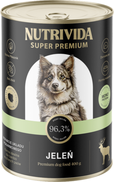 Czarna puszka Nutrivida Super Premium, karma mokra dla psów z jeleniem, widok z przodu z psem i złotymi napisami.