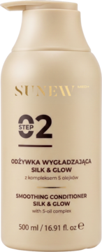 Beżowa butelka SUNEW STEP 02 Smoothing Conditioner Silk & Glow 500ml z pompką, widok z przodu.
