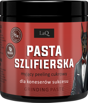 Cukrowy peeling LaQ "Pasta Szlifierska" w czarnym słoiku z czerwoną etykietą i psem Dobermanem w garniturze, widok z przodu.
