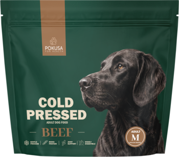 Zielona torba karmy dla psa Pokusa Cold Pressed Adult Beef, monoproteinowej, dla średnich ras (M), z czarnym labradorem.