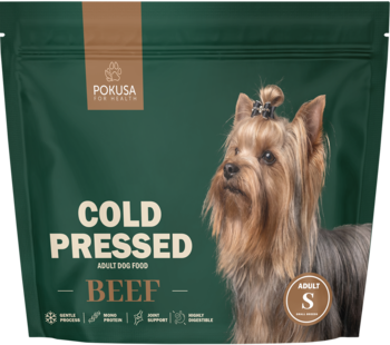 Zielone opakowanie karmy Pokusa Cold Pressed Adult Beef dla małych ras, z psem Yorkshire Terrier z przodu.
