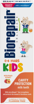 Białe opakowanie pasty Biorepair Kids 0-6 lat z rysunkami wiewiórek, z brzoskwinią, bez fluoru, widok z przodu.