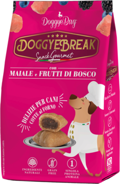 Różowa torba Doggyebreak Snack Gourmet dla psów, z wieprzowiną i owocami leśnymi, z wypiekami na talerzu.