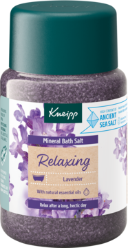 Kneipp Mineral Bath Salt Relaxing Lavender, fioletowe kryształki w przezroczystej butelce z zieloną zakrętką, widok z przodu.