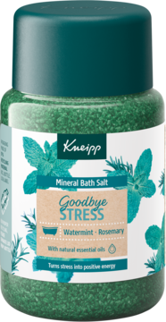Kneipp sól do kąpieli Goodbye Stress, zielone kryształki miętowo-rozmarynowe, słoik z ciemnozieloną zakrętką.