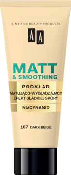 Tubka podkładu AA Matt & Smoothing 107 Dark Beige z niacynamidem, widok z przodu na czarnym tle.