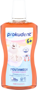 Pomarańczowy płyn Prokudent Junior 6+ o smaku jagodowym, z misiem polarnym na etykiecie, widok z przodu.