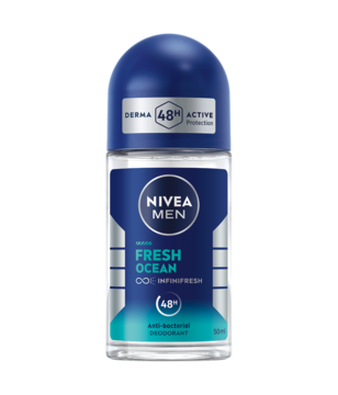 NIVEA MEN Fresh Ocean 48h roll-on dezodorant z niebieską nakrętką, widok z przodu na biało-zieloną etykietę.