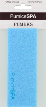 Jasnoniebieski prostokątny pumeks SPA, porowata tekstura, z brandingiem PumiceSPA, w opakowaniu produktowym. Widok z przodu.
