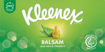 Zielone opakowanie suchych chusteczek Kleenex Balsam z aloesem i witaminą E, widok z przodu, z kroplą i liśćmi.