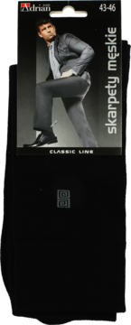 Czarne męskie skarpety bawełniane Adrian Classic Line w opakowaniu z modelem w garniturze, rozmiar 43-46.