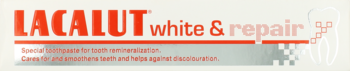 Pozioma etykieta pasty Lacalut White & Repair, z czerwonym logo i hasłem. Białe tło, zarys zęba na prawo.