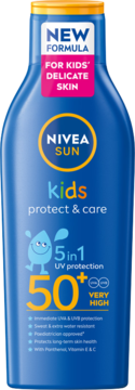 NIVEA SUN Kids Protect & Care SPF 50+ w niebieskiej butelce z żółtą zakrętką, widok z przodu.