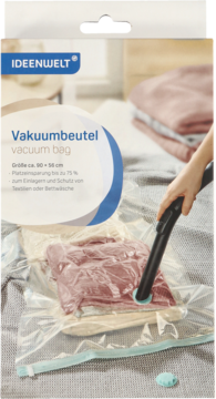 Przezroczysty worek próżniowy IDEENWELT 90x56 cm, kompresujący różowe tekstylia, widok na użycie z odkurzaczem.