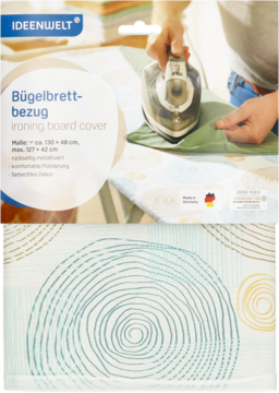 Biały pokrowiec na deskę do prasowania Ideenwelt z okrągłym, niebiesko-żółtym wzorem, częściowo w opakowaniu z prasującą osobą.