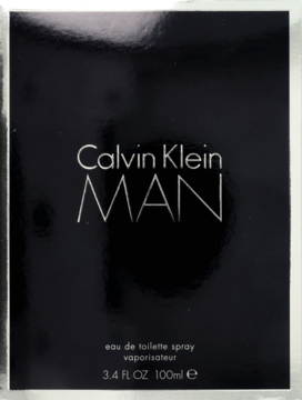 Pionowe czarne opakowanie wody toaletowej Calvin Klein MAN o zapachu drzewno-przyprawowym, widok z przodu.