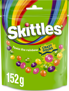 Zielona paczka Skittles Crazy Sours 152g z tęczą, hasłem "Taste the rainbow" i rozsypanymi kwaśnymi cukierkami, widok z przodu.