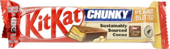 Kit Kat Chunky Peanut Butter baton waflowy w czerwonym opakowaniu, widok z przodu, ukazujący czekoladowy baton z kremem orzechowym.