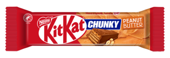 Czerwony baton Kit Kat Chunky Peanut Butter, opakowanie z czekoladowym batonem i orzeszkami ziemnymi, widok z przodu.