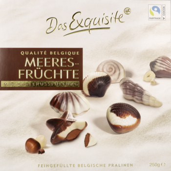 Belgijskie praliny w kształcie morskich muszli, mleczne i białe, z nadzieniem orzechowym, na piasku.