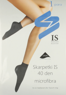 Białe opakowanie skarpetek IS 40 den z mikrofibry, szare skarpety widoczne na nodze, widok z przodu.