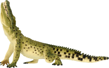 Zabawkowa figurka krokodyla, oliwkowa z czarnymi cętkami, stojąca na czterech łapach, z uniesioną głową i otwartym pyskiem.