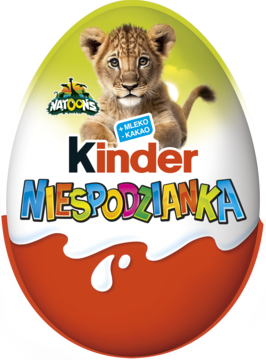 Czerwono-białe jajko Kinder Niespodzianka z lwiątkiem z serii Natoons na żółto-zielonym tle, widok z przodu.