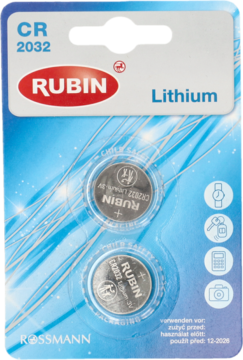 Dwie srebrne baterie litowe Rubin CR 2032 3V w niebieskim blistrze Rossmann, widok z przodu.