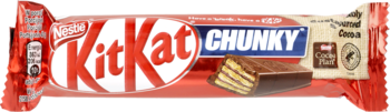 Czerwone opakowanie batona Kit Kat Chunky z mlecznej czekolady, widok z przodu, z widocznym przekrojem waflowym.